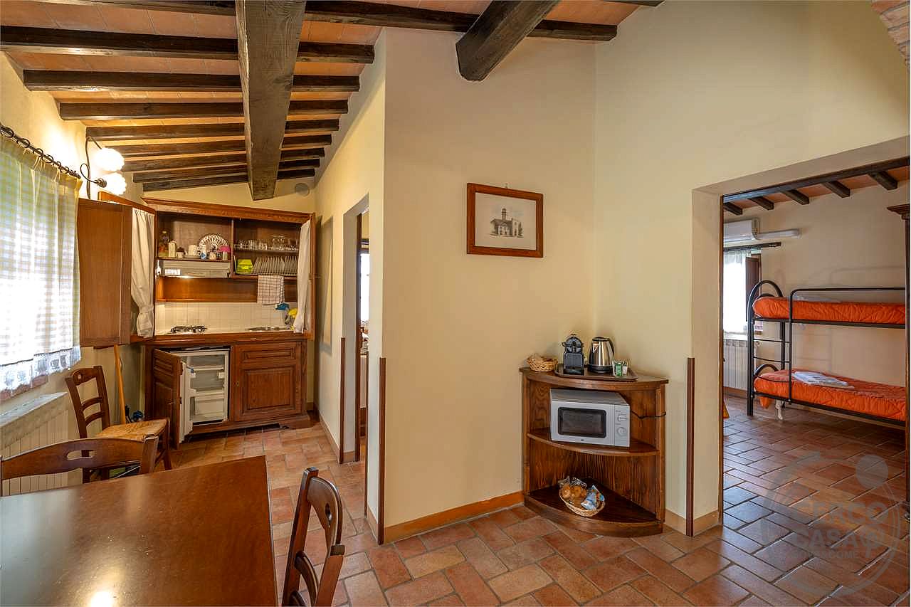TODI - PRESTIGIOSO CASALE STORICO CON PISCINA