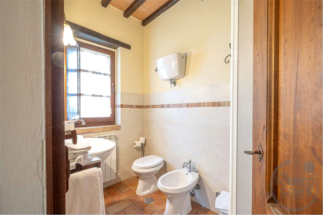 TODI - PRESTIGIOSO CASALE STORICO CON PISCINA