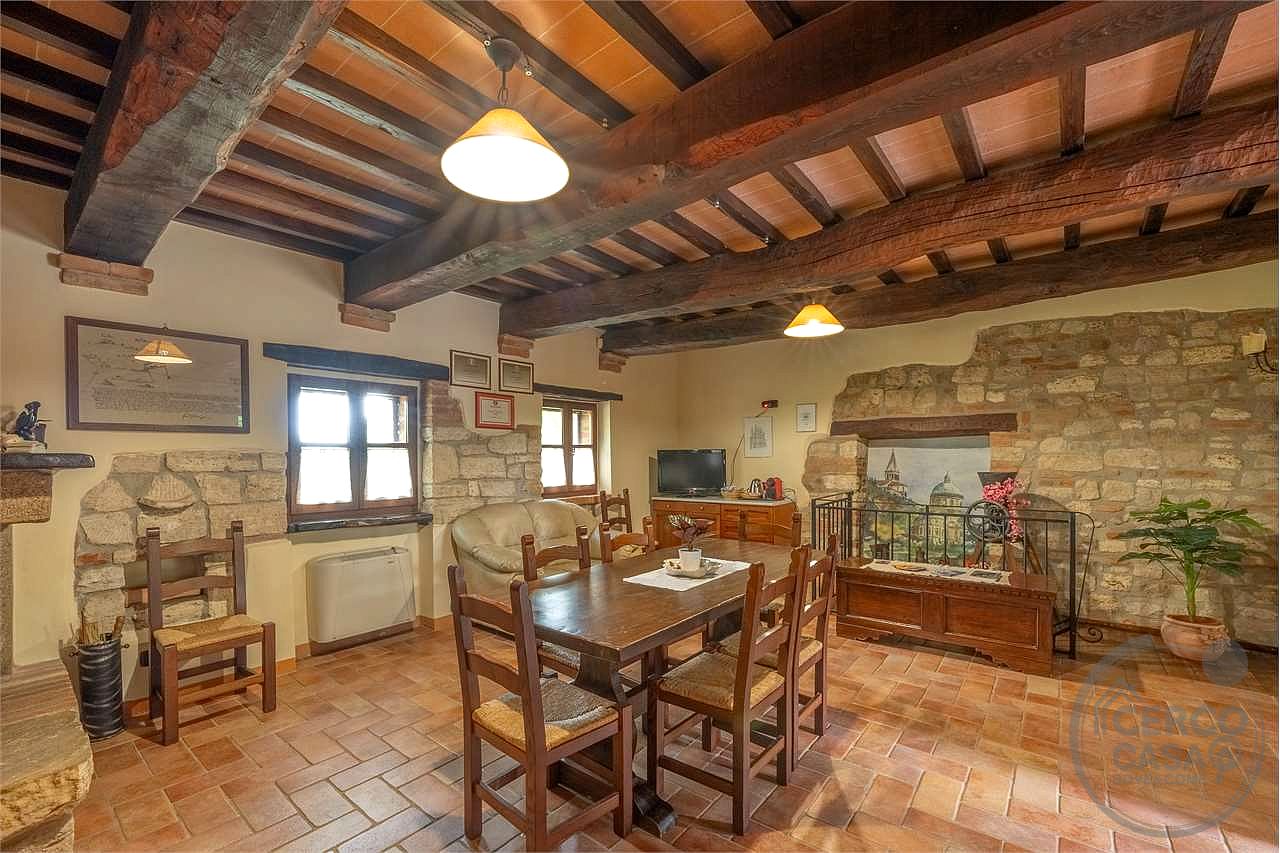 TODI - PRESTIGIOSO CASALE STORICO CON PISCINA
