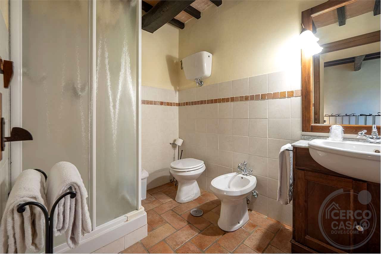 TODI - PRESTIGIOSO CASALE STORICO CON PISCINA