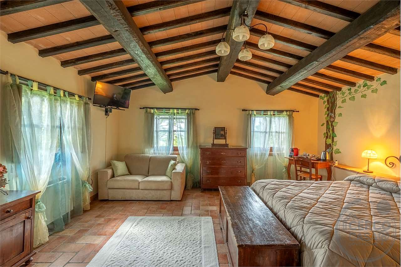 TODI - PRESTIGIOSO CASALE STORICO CON PISCINA