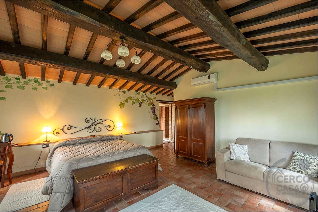 TODI - PRESTIGIOSO CASALE STORICO CON PISCINA