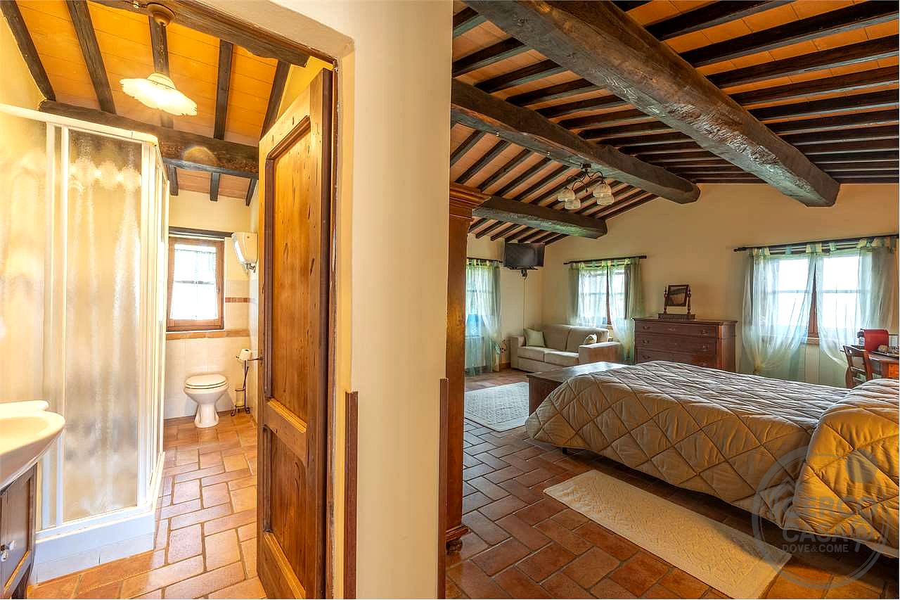 TODI - PRESTIGIOSO CASALE STORICO CON PISCINA
