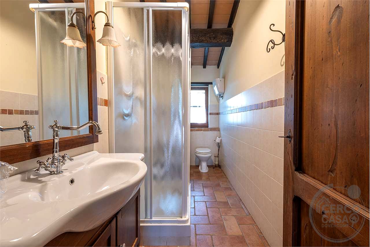 TODI - PRESTIGIOSO CASALE STORICO CON PISCINA