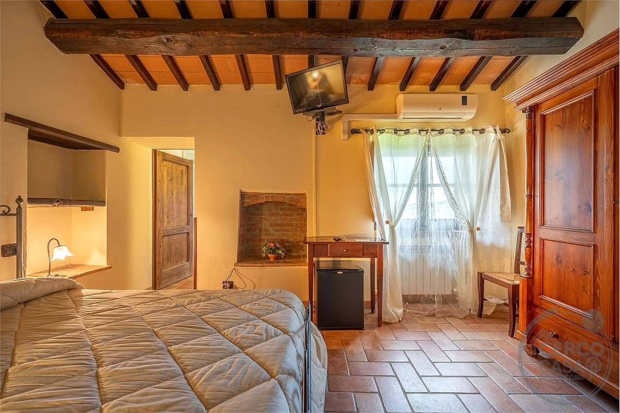 TODI - PRESTIGIOSO CASALE STORICO CON PISCINA