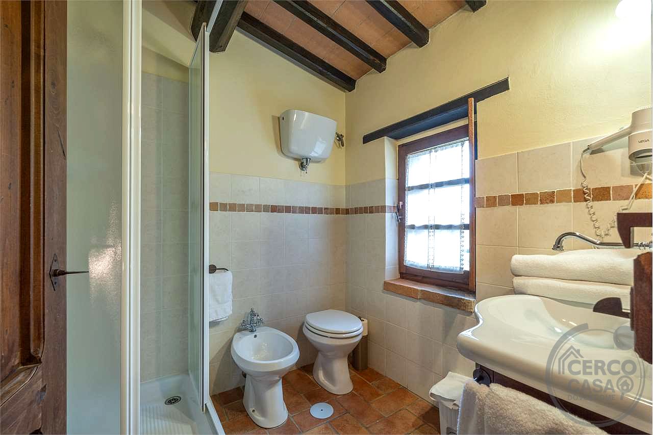 TODI - PRESTIGIOSO CASALE STORICO CON PISCINA