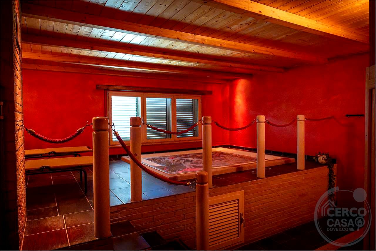TODI - PRESTIGIOSO CASALE STORICO CON PISCINA