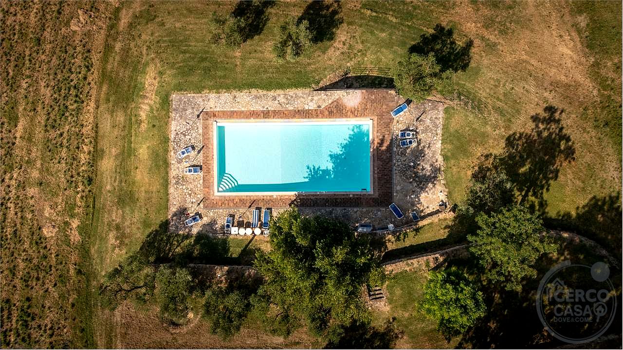 TODI - PRESTIGIOSO CASALE STORICO CON PISCINA