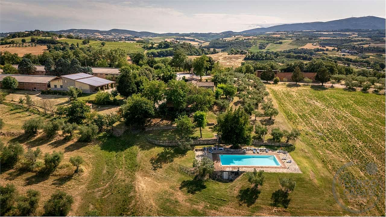 TODI - PRESTIGIOSO CASALE STORICO CON PISCINA