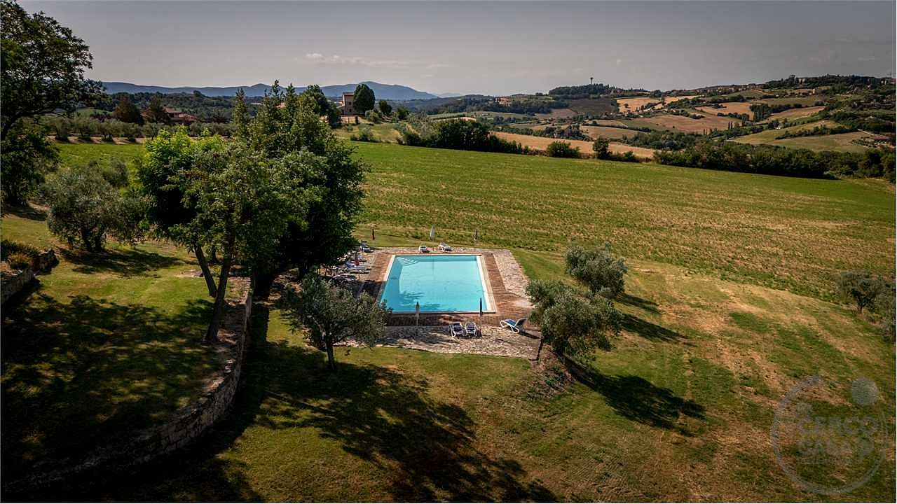 TODI - PRESTIGIOSO CASALE STORICO CON PISCINA