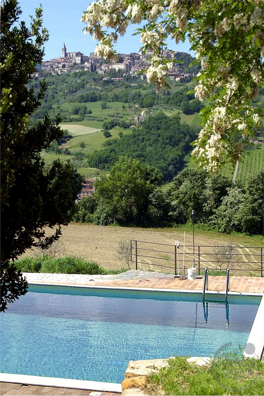 TODI - PRESTIGIOSO CASALE STORICO CON PISCINA
