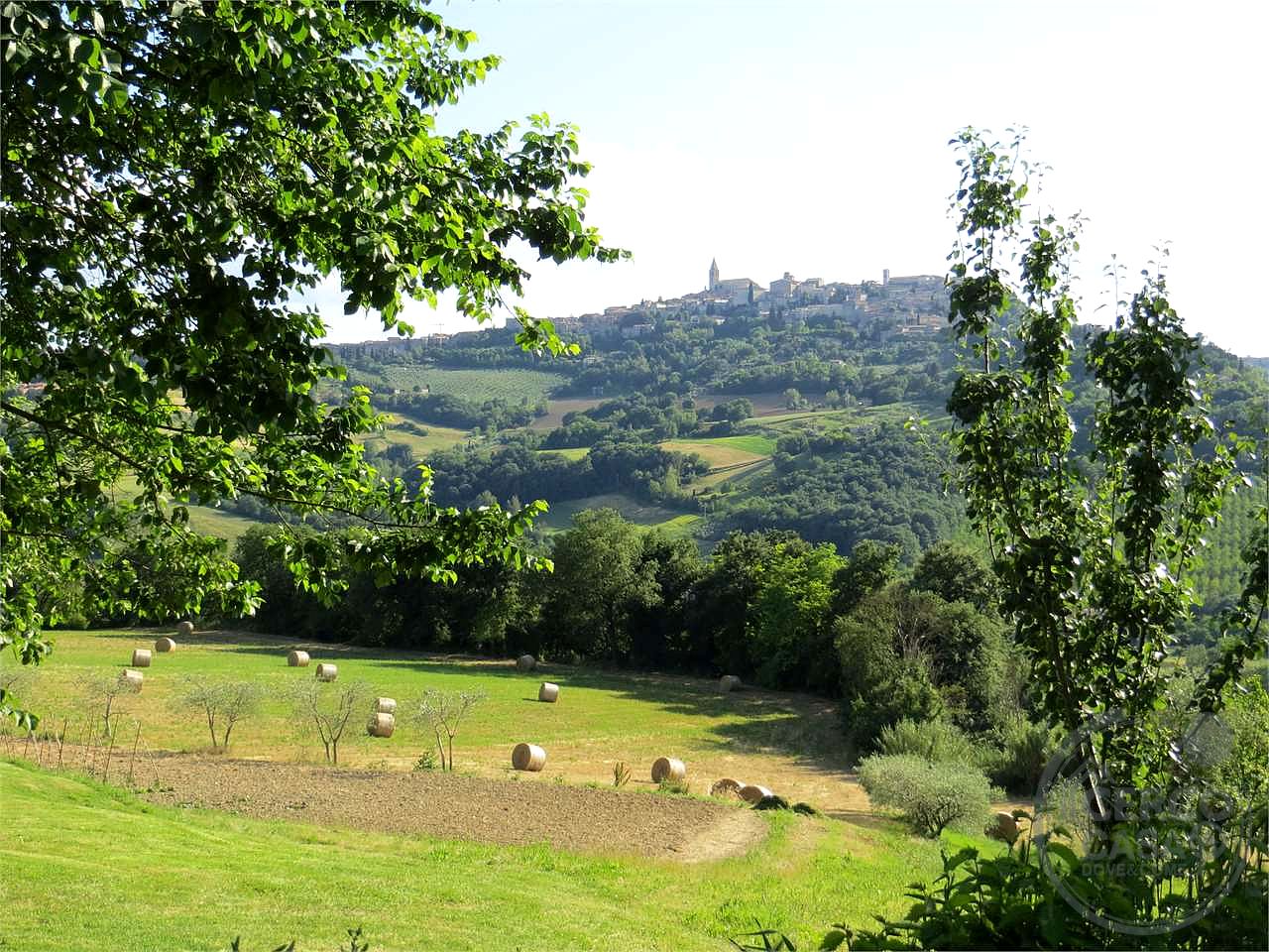 TODI - PRESTIGIOSO CASALE STORICO CON PISCINA