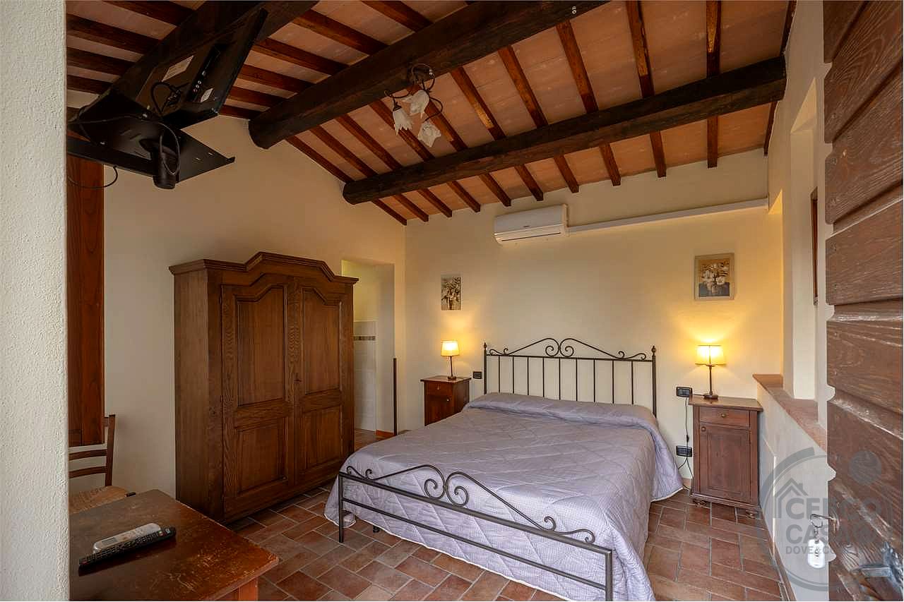 TODI - PRESTIGIOSO CASALE STORICO CON PISCINA