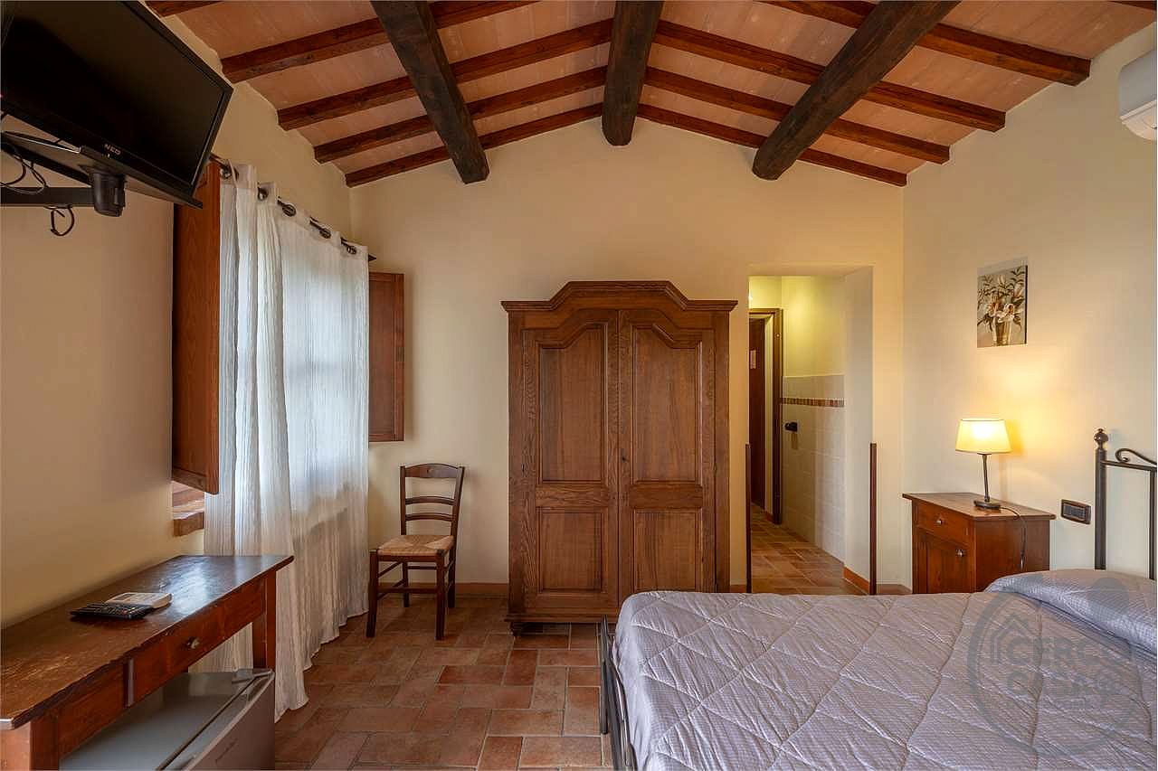 TODI - PRESTIGIOSO CASALE STORICO CON PISCINA