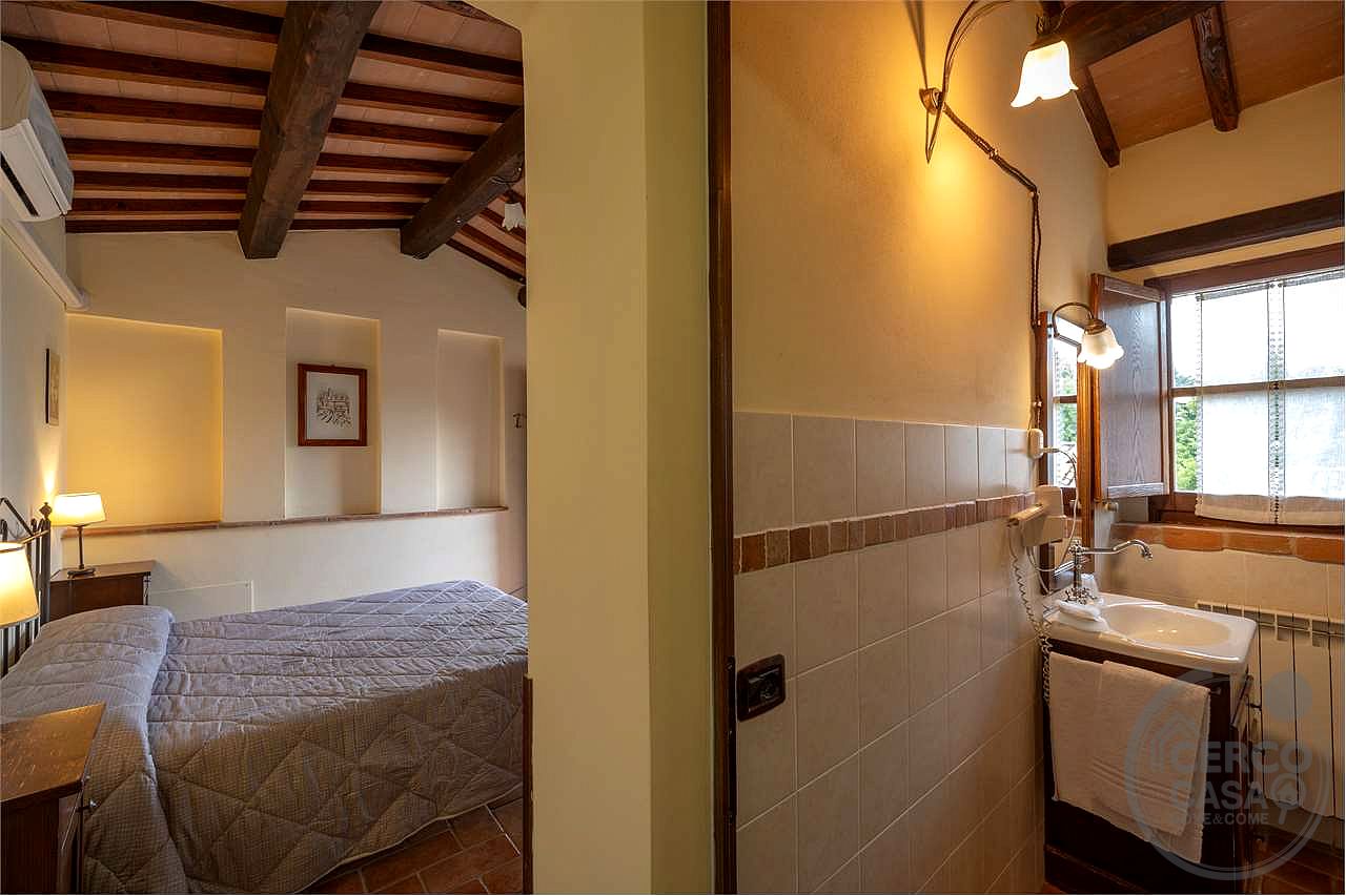 TODI - PRESTIGIOSO CASALE STORICO CON PISCINA