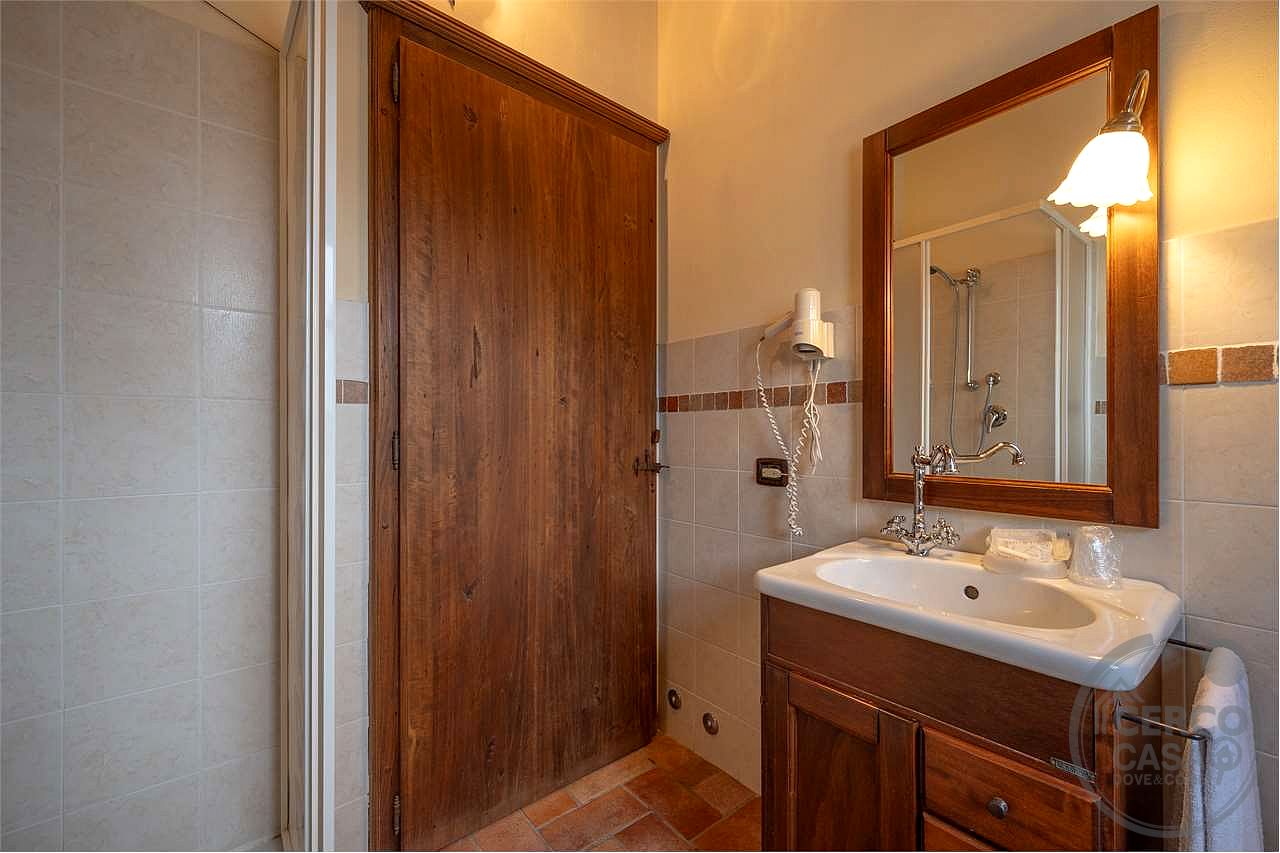 TODI - PRESTIGIOSO CASALE STORICO CON PISCINA