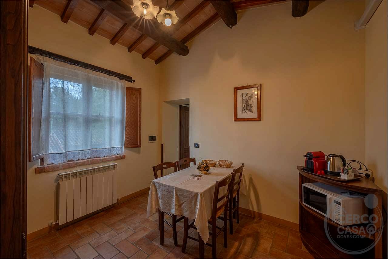 TODI - PRESTIGIOSO CASALE STORICO CON PISCINA