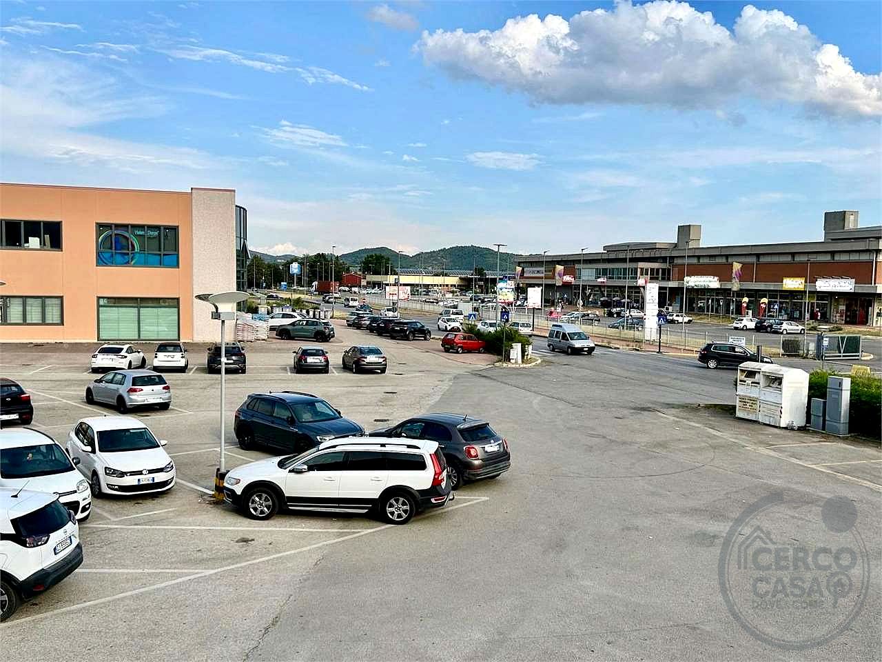 Magione: affittiamo negozio 85 mq piano terra