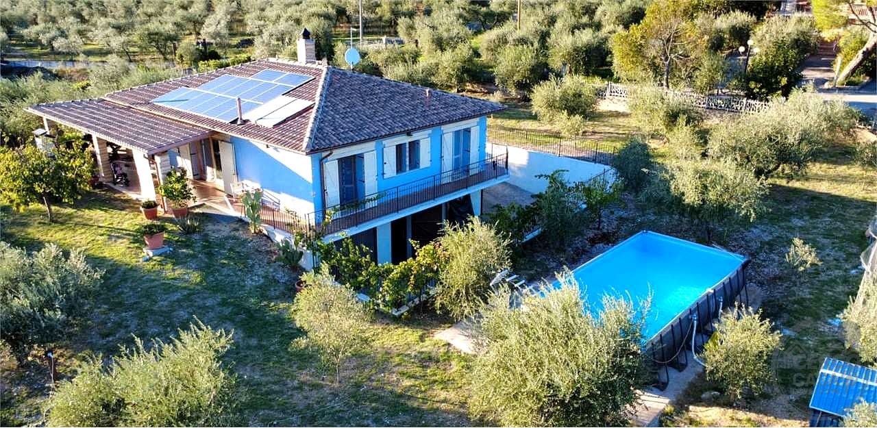 TERNI - VILLA DI RECENTE COSTRUZIONE CON GIARDINO ESCLUSIVO
