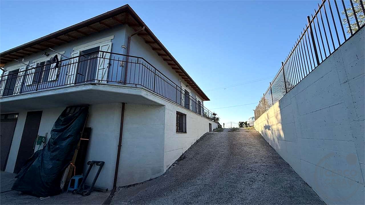 TERNI - VILLA DI RECENTE COSTRUZIONE CON GIARDINO ESCLUSIVO