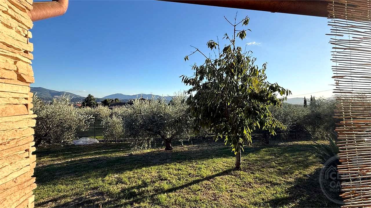 TERNI - VILLA DI RECENTE COSTRUZIONE CON GIARDINO ESCLUSIVO