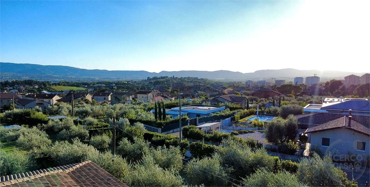 TERNI - VILLA DI RECENTE COSTRUZIONE CON GIARDINO ESCLUSIVO
