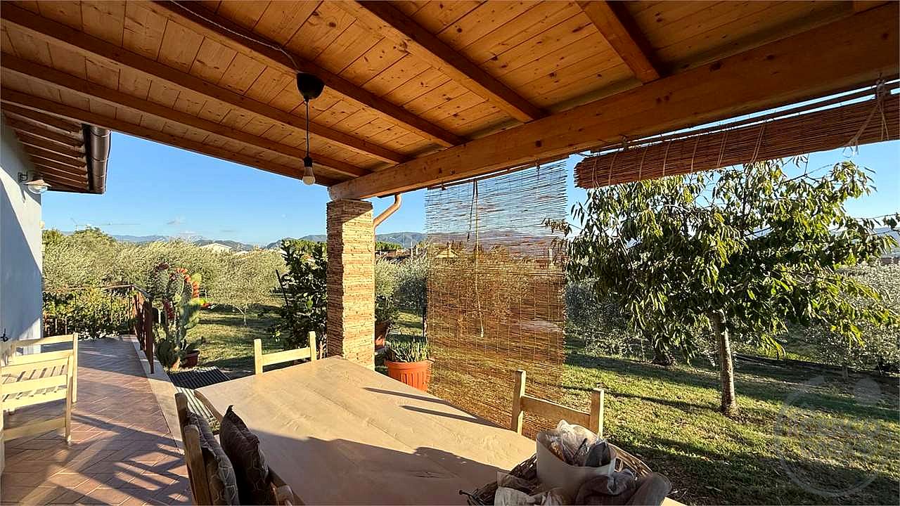 TERNI - VILLA DI RECENTE COSTRUZIONE CON GIARDINO ESCLUSIVO