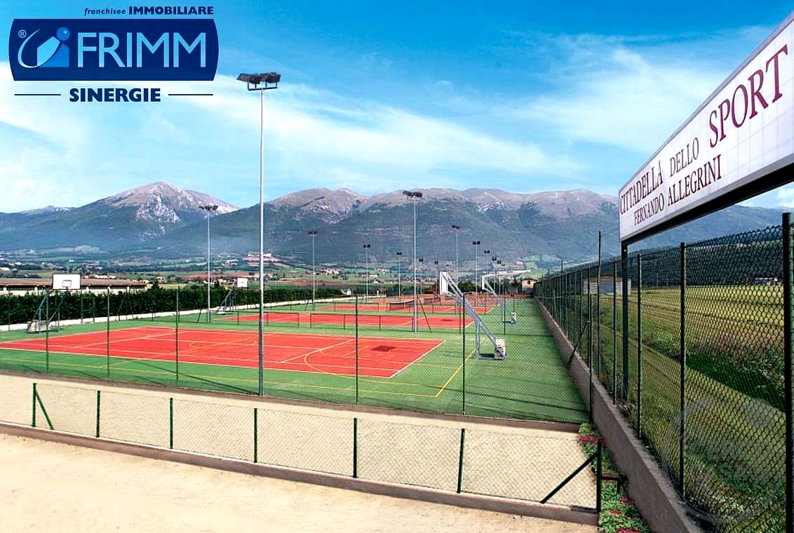 Terreno edificabile con campi sportivi