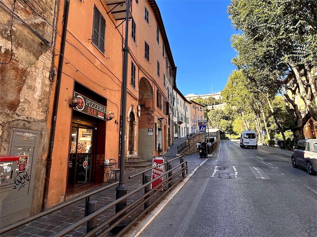 🍕 PERUGIA CENTRO (Via Masi) – Cedesi Avviata Attività Bar/Pizzeria