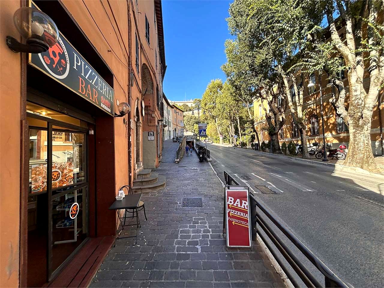 🍕 PERUGIA CENTRO (Via Masi) – Cedesi Avviata Attività Bar/Pizzeria