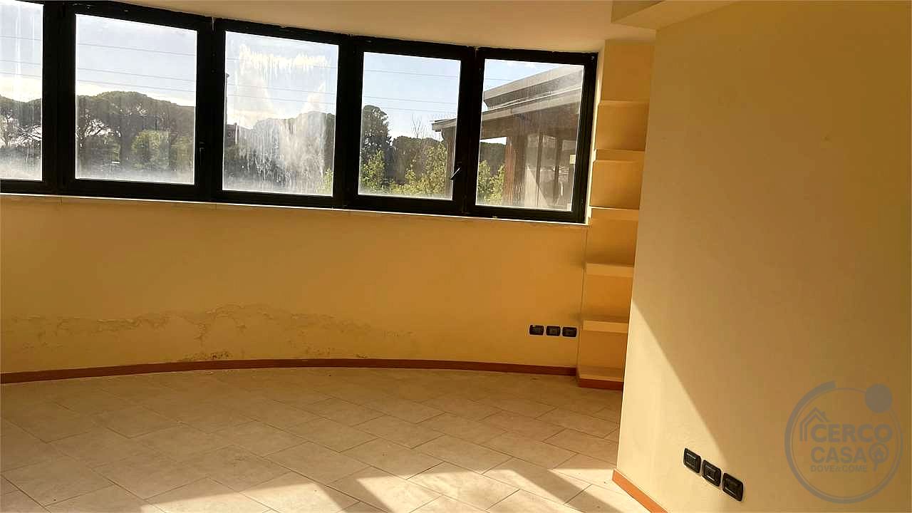 Ufficio piano secondo con lastrico solare