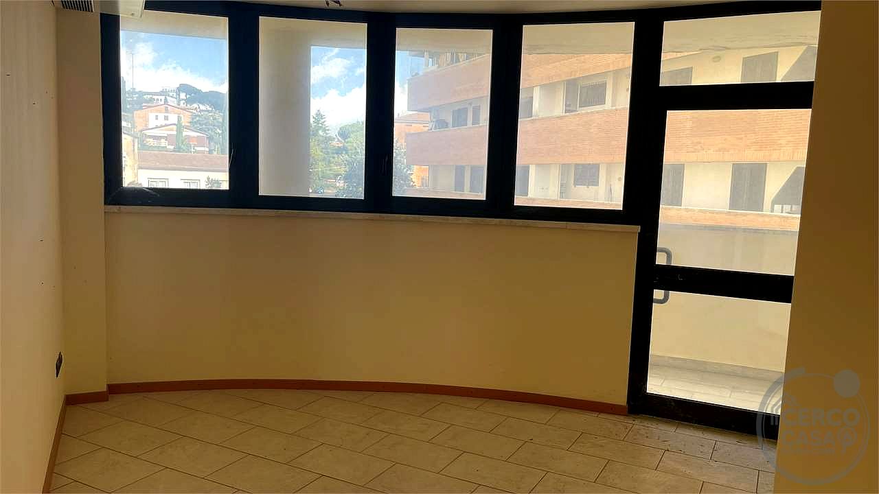 Ufficio piano secondo con lastrico solare
