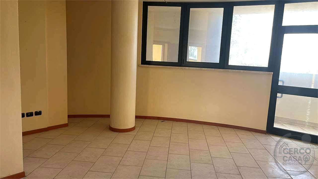 Ufficio piano secondo con lastrico solare