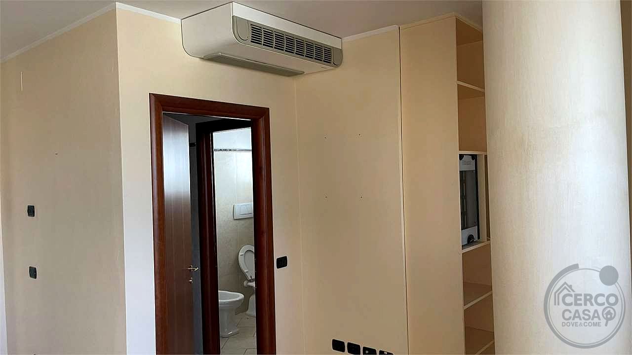 Ufficio piano secondo con lastrico solare