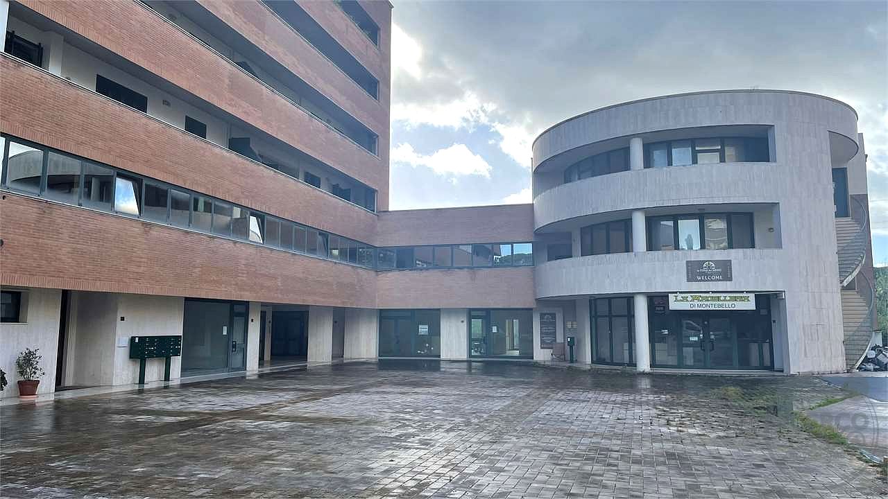 Ufficio piano secondo con lastrico solare