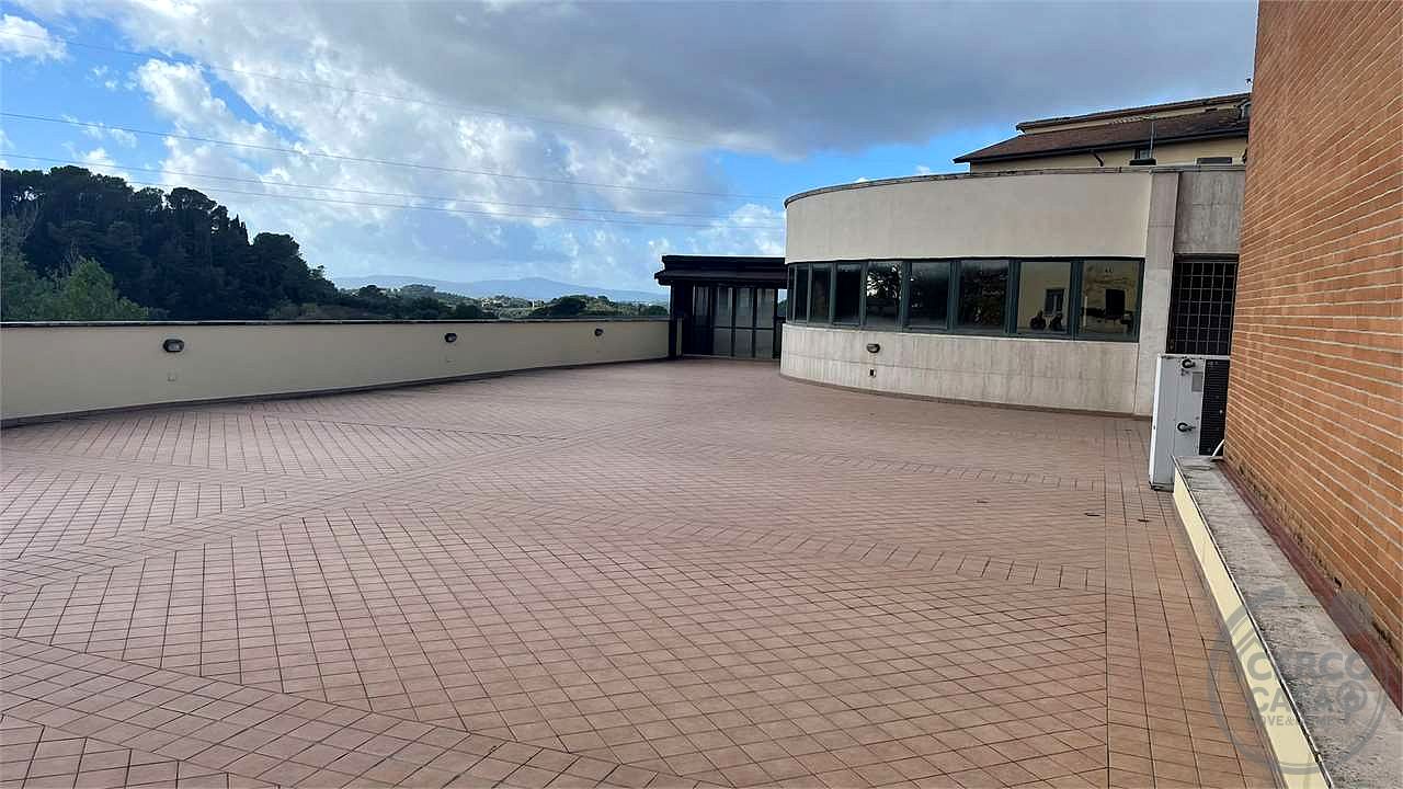 Ufficio piano secondo con lastrico solare