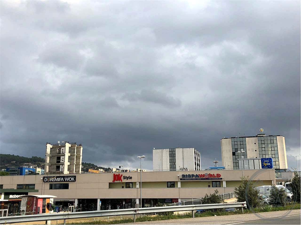 Vendesi negozio fronte strada