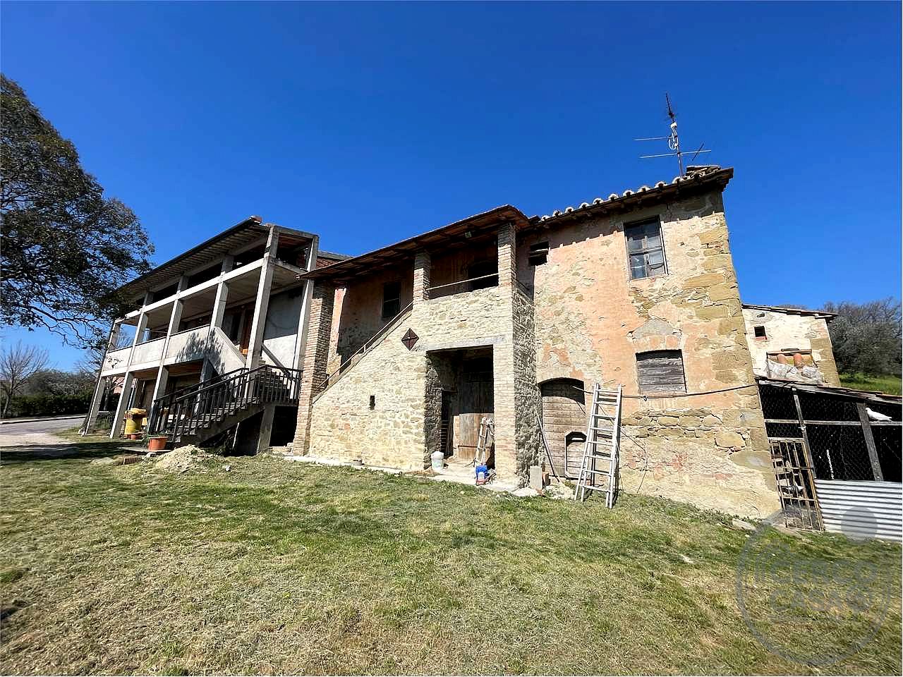 Casale con terreno