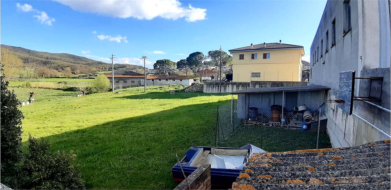 Capannone MQ.730, Ampia corte interna recintata