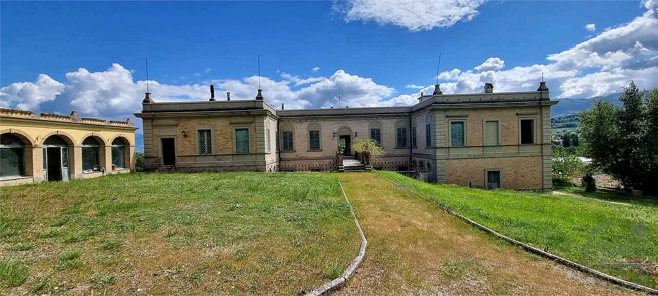 ITALIA – UMBRIA VILLA STORICA CON PARCO DI 43 ha
