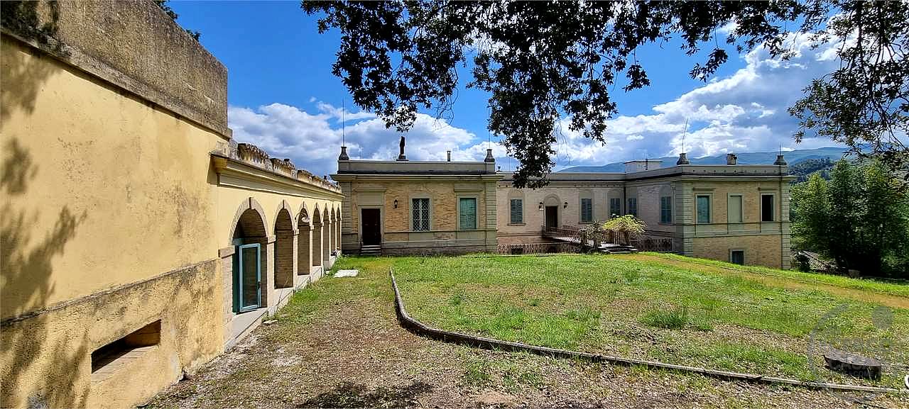 ITALIA – UMBRIA VILLA STORICA CON PARCO DI 43 ha