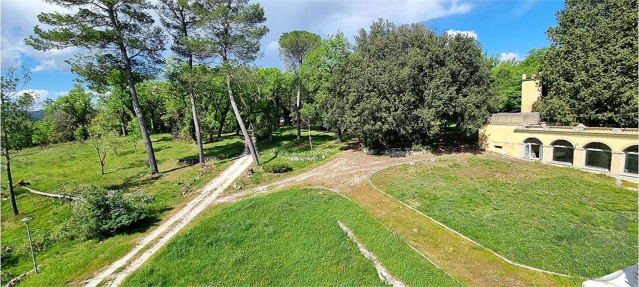 ITALIA – UMBRIA VILLA STORICA CON PARCO DI 43 ha