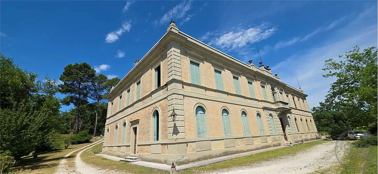ITALIA – UMBRIA VILLA STORICA CON PARCO DI 43 ha