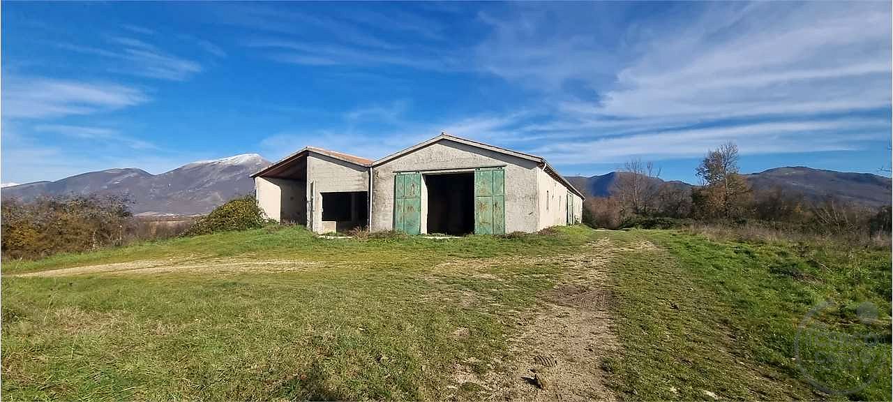 Azienda agraria 96 ettari con casale e capannoni