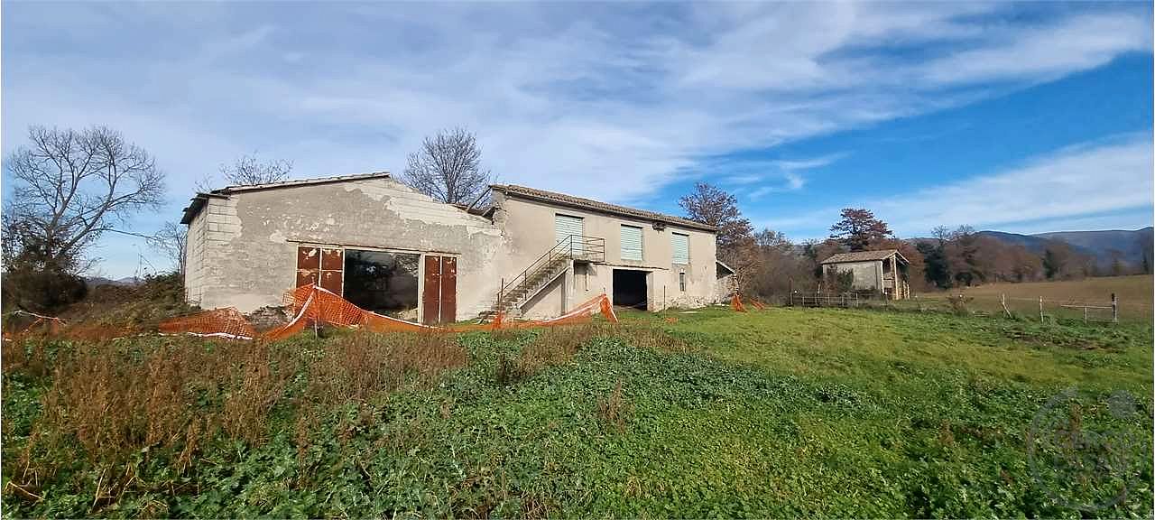 Azienda agraria 96 ettari con casale e capannoni
