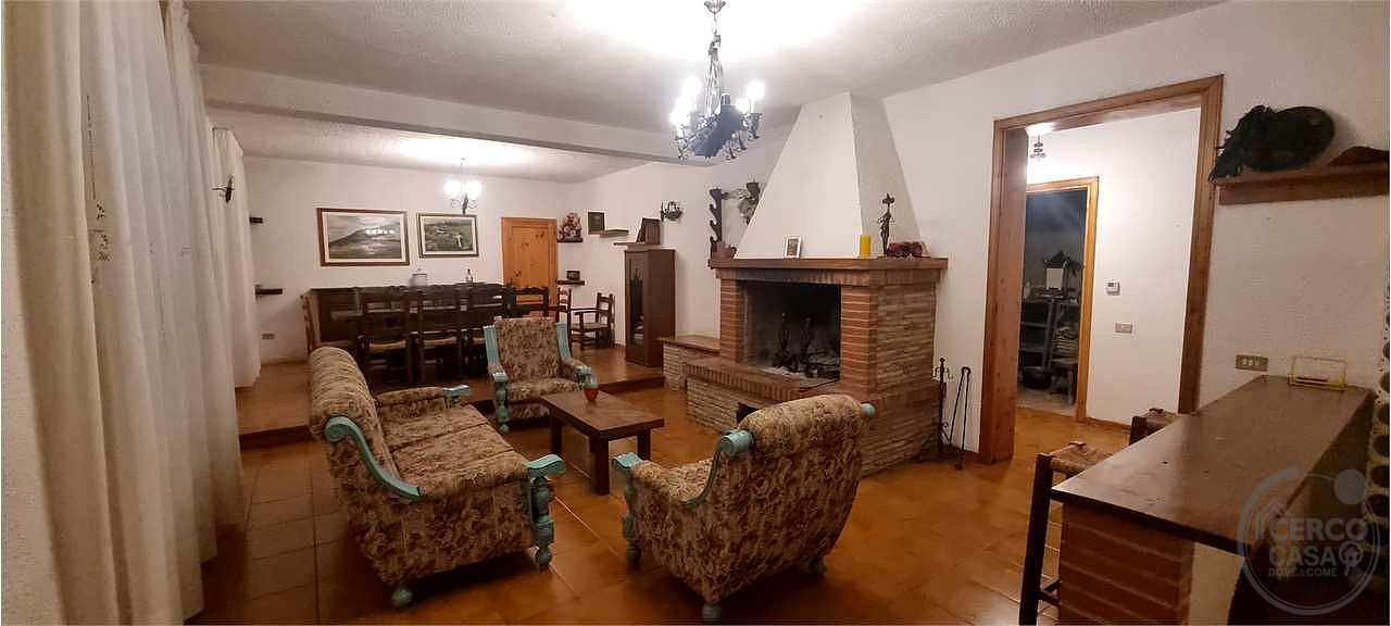 Azienda agraria 96 ettari con casale e capannoni