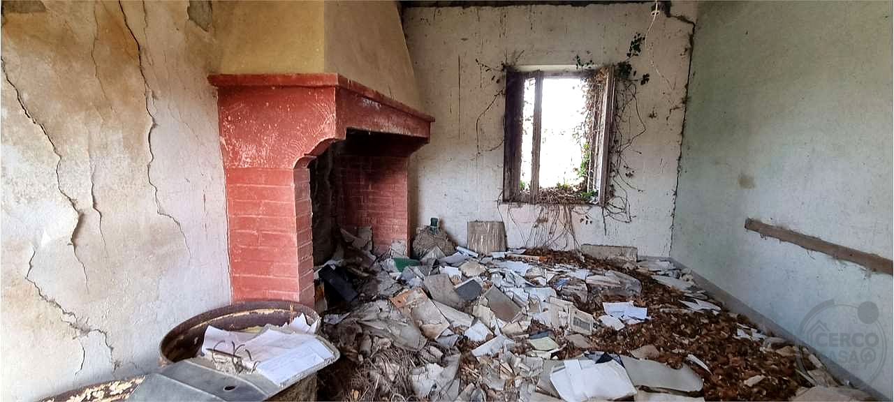 Casale da Ristrutturare a Todi