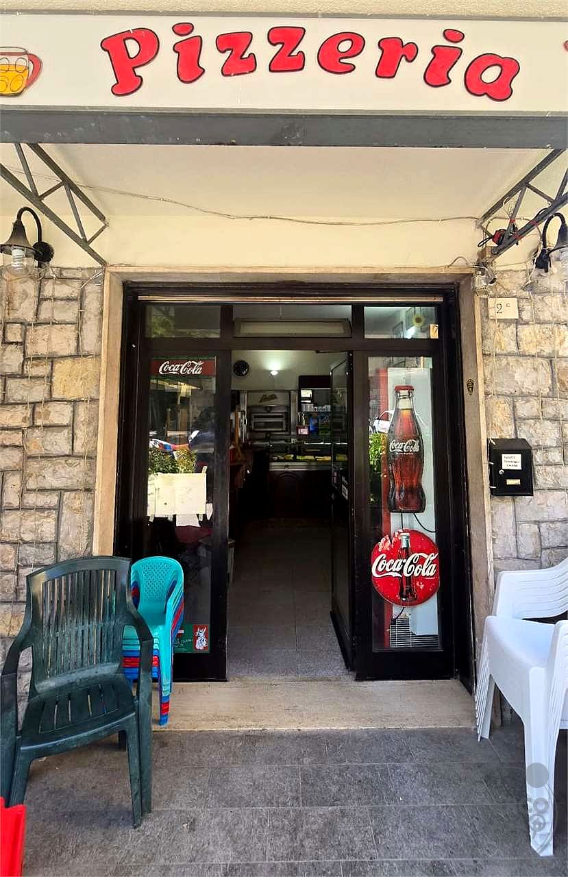 Vendesi pizzeria al taglio. Ottima zona
