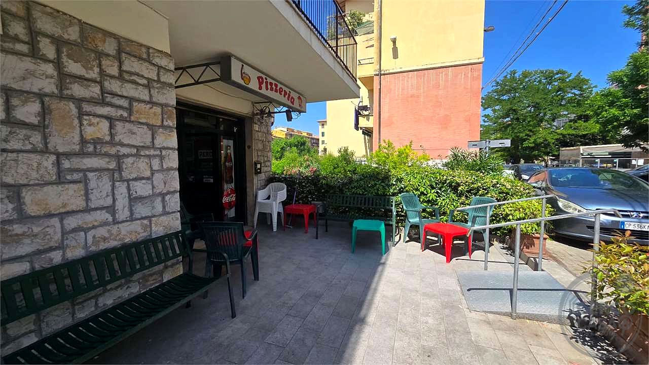 Vendesi pizzeria al taglio. Ottima zona