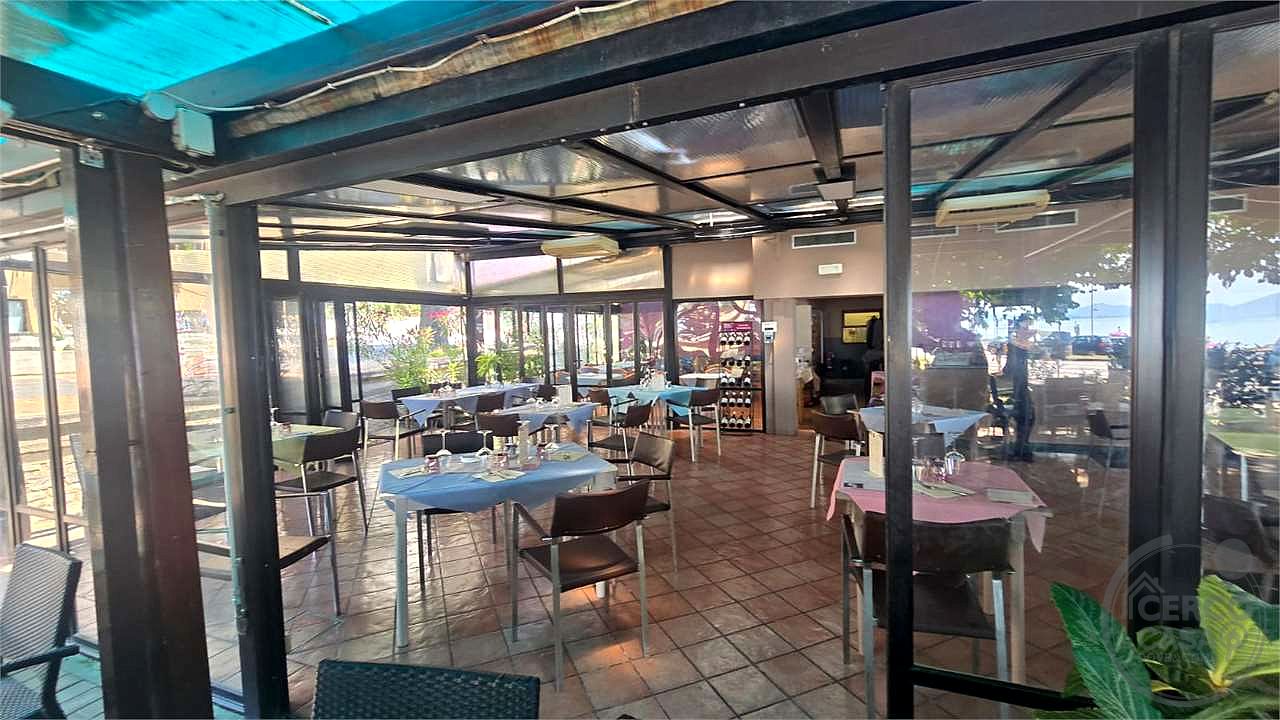 Vendesi Immobile è attività commerciale zona centrale vista Lago